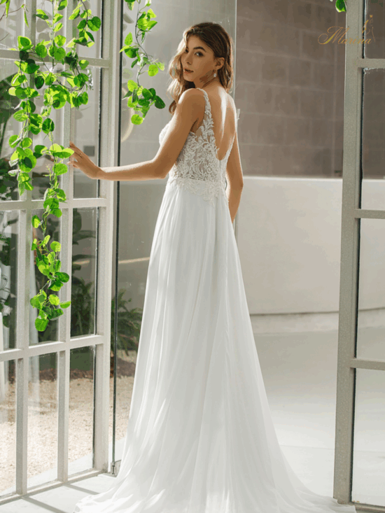 Robe fluide avec haut en dentelle et Strasses.