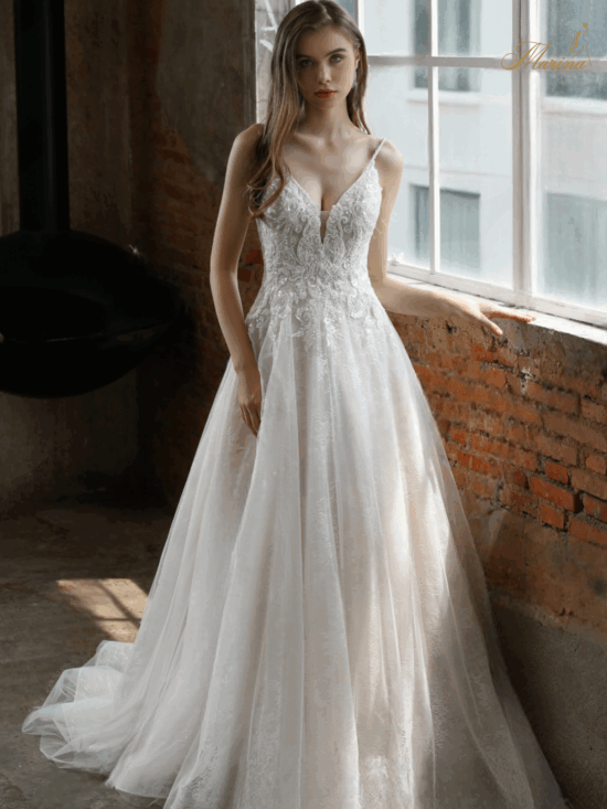 Robe princesse bretelles fines avec dentelle et paillettes.