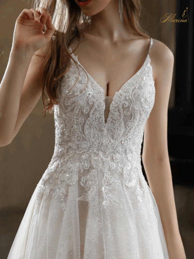 Robe princesse bretelles fines avec dentelle et paillettes.