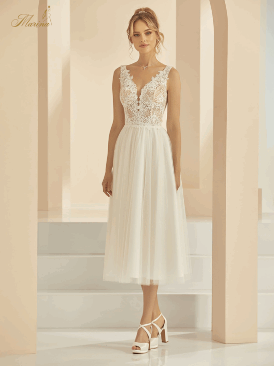 robe courte, haut en dentelle et dos en V.
