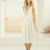 robe courte, dentelle et ceinture.
