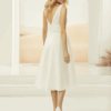 robe courte, dentelle et ceinture.