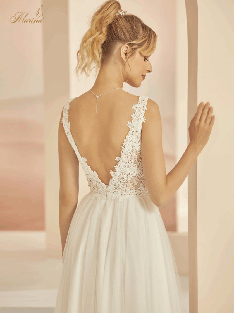 robe courte, haut en dentelle et dos en V.
