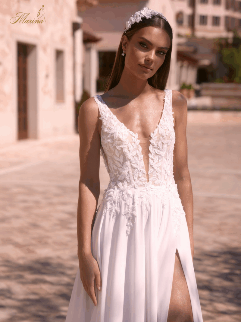 robe bohème, fluide avec dentelle, strass et fente.