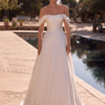 Robe satin avec col bateau