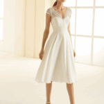 Robe courte avec haut en dentelle et bas fluide