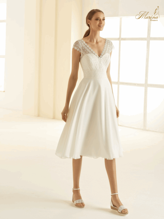 Robe courte avec haut en dentelle et bas fluide