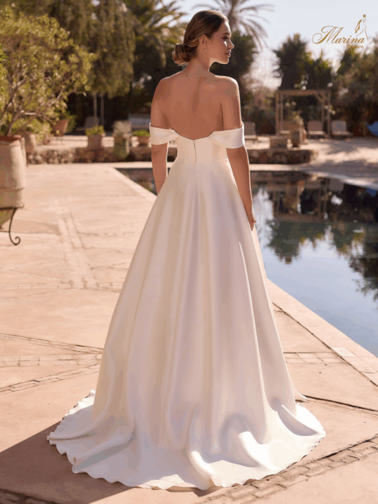 Robe satin avec col bateau