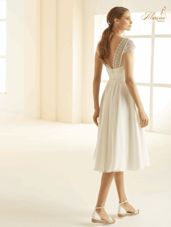 Robe courte avec haut en dentelle et bas fluide