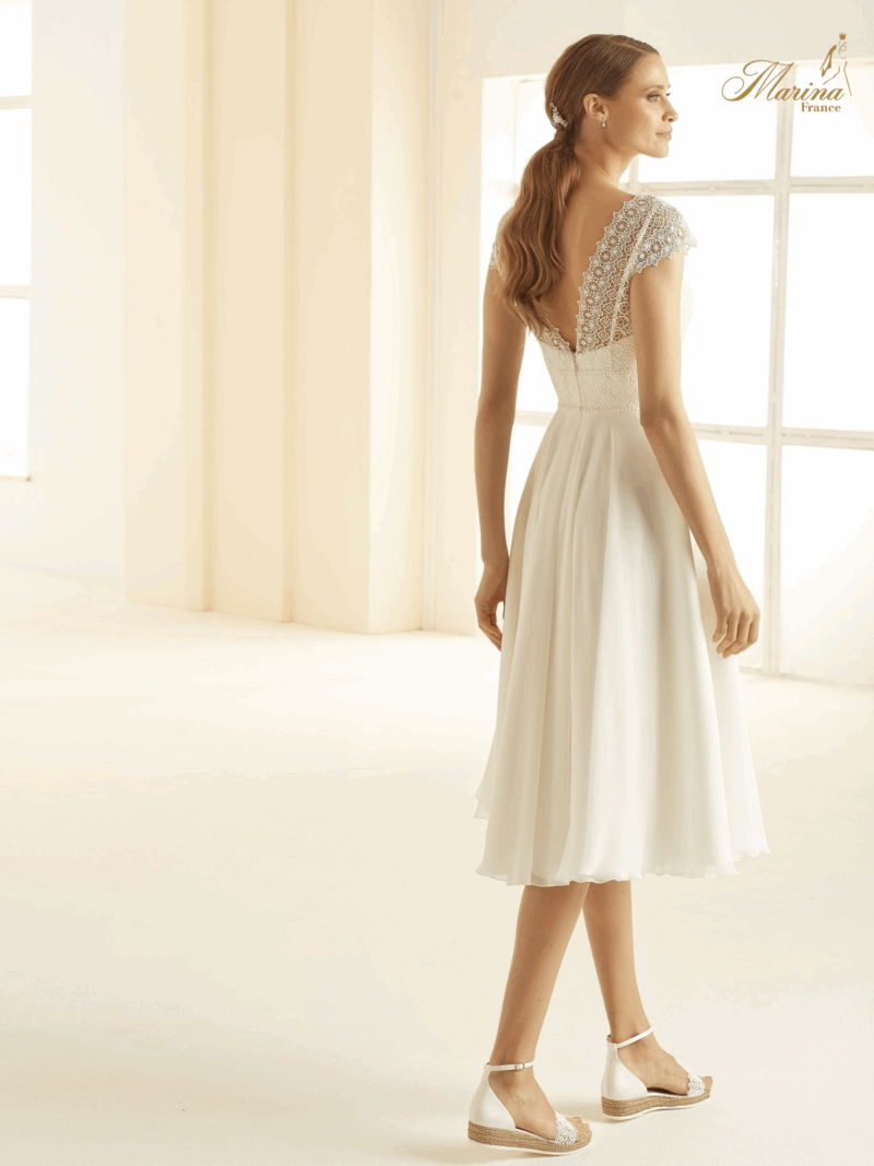 Robe courte avec haut en dentelle et bas fluide