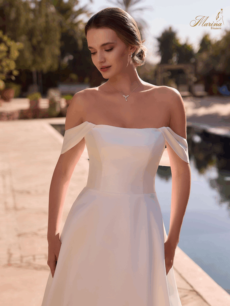 Robe satin avec col bateau