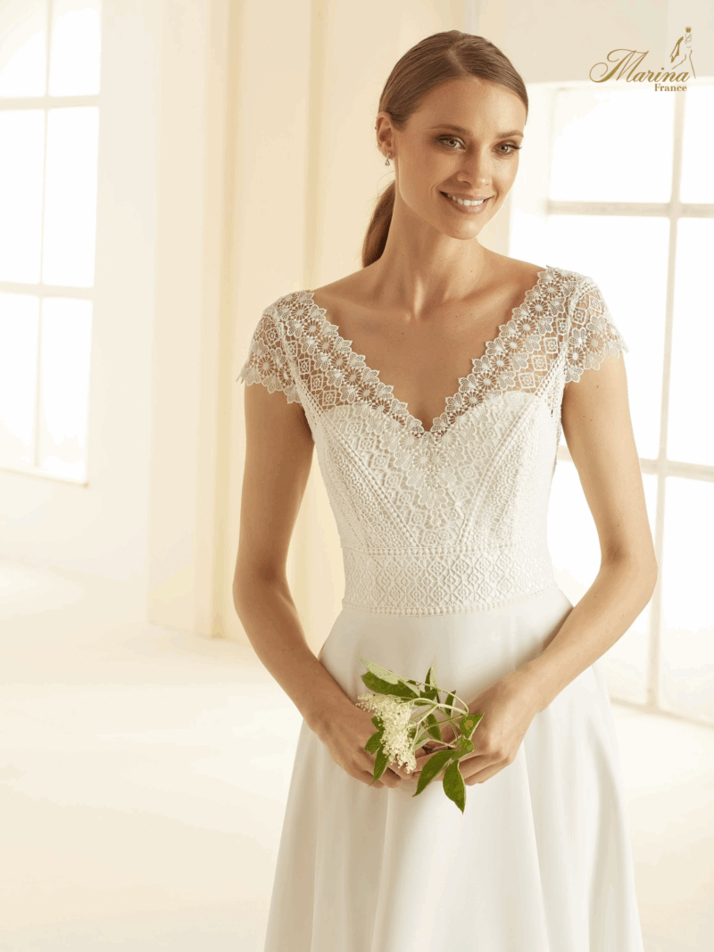 Robe courte avec haut en dentelle et bas fluide