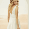 Robe courte avec dentelle sur le haut et bas en crêpe