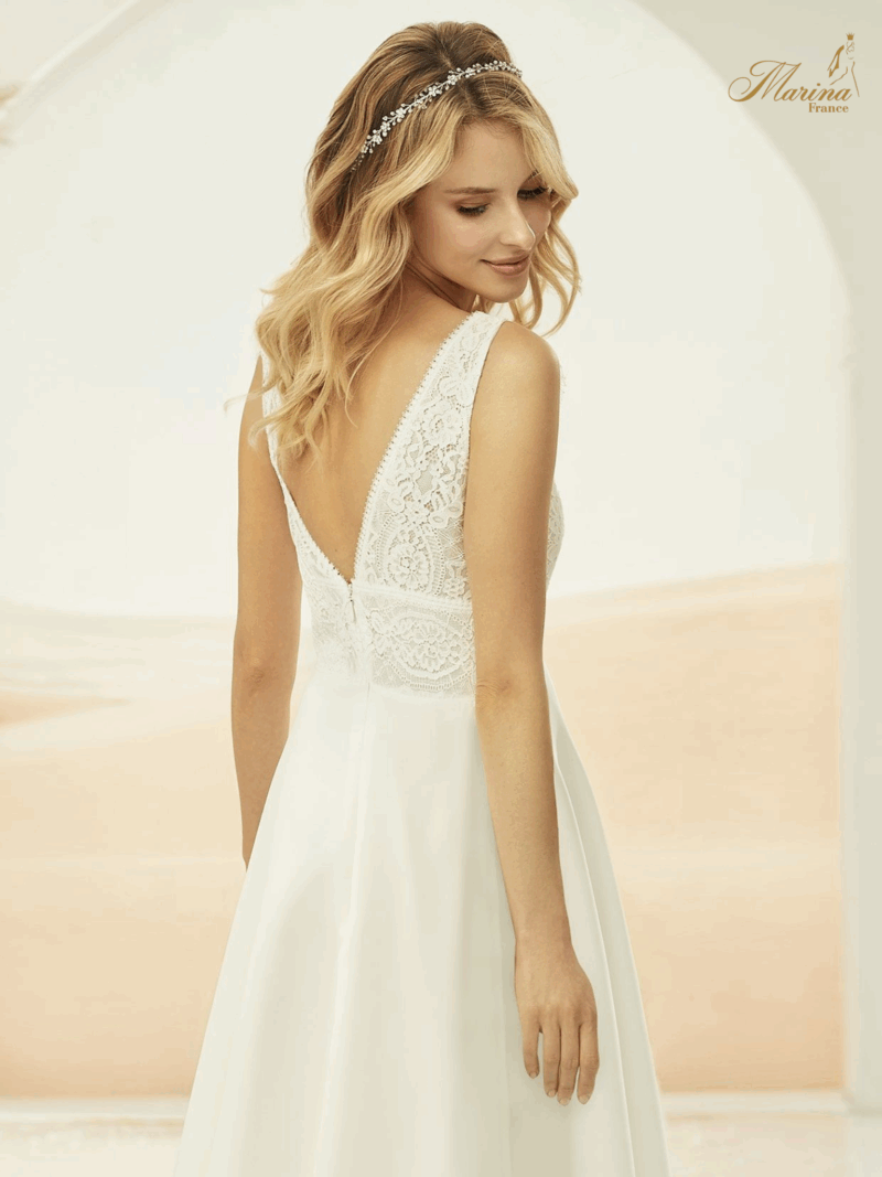 Robe courte avec dentelle sur le haut et bas en crêpe