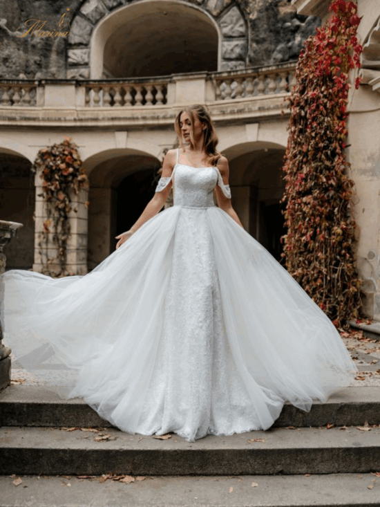 Robe princesse col bateau et paillettes.