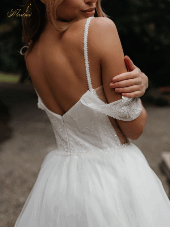 Robe princesse col bateau et paillettes.