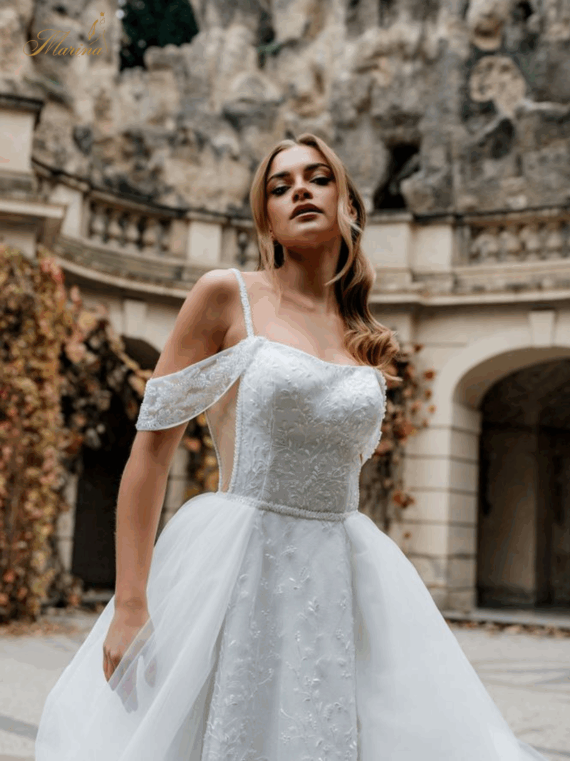 Robe princesse col bateau et paillettes.