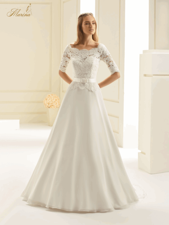 robe avec haut en dentelle, ceinture avec noeud et bas fluide, dos avec boutons.