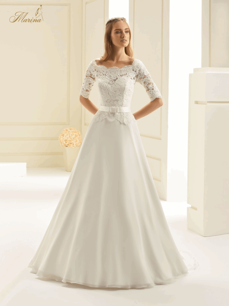 robe avec haut en dentelle, ceinture avec noeud et bas fluide, dos avec boutons.