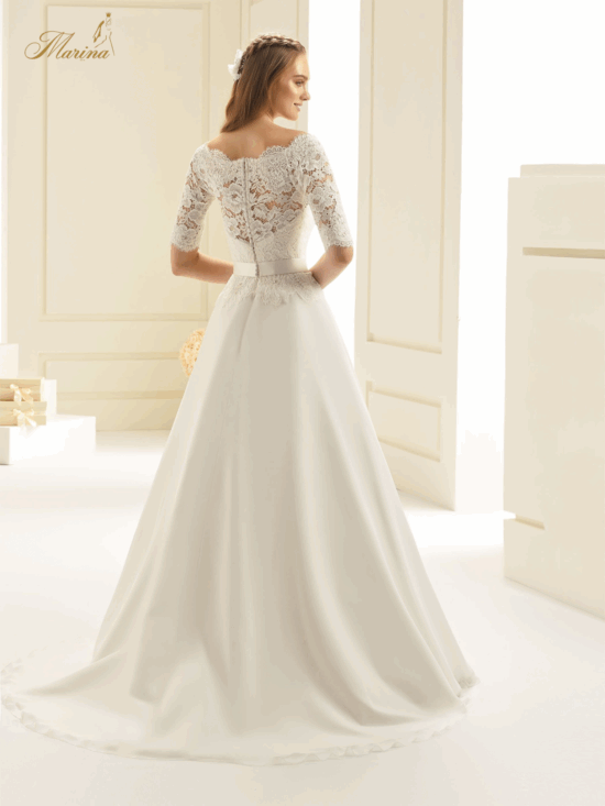 robe avec haut en dentelle, ceinture avec noeud et bas fluide, dos avec boutons.