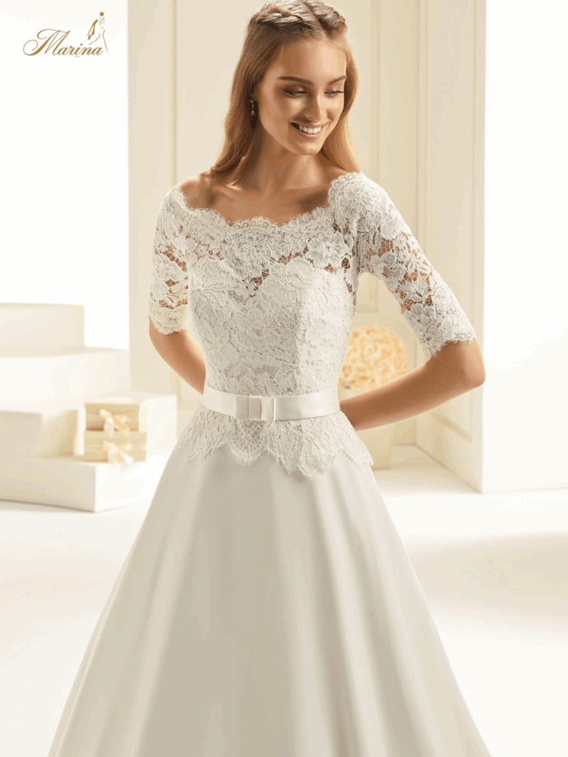 robe avec haut en dentelle, ceinture avec noeud et bas fluide, dos avec boutons.