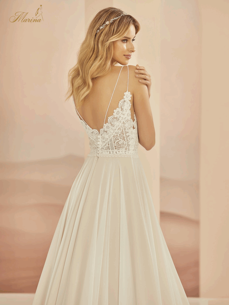 robe avec dentelle sur le haut, bretelles en ficelle et bas en tulle fluide
