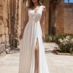 Robe fluide avec dentelle à fleurs, dos ouvert et bretelles fines avec fente.