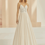 ROBE AVEC HAUT EN DENTELLE A FLERUS, BRETELLES EN FICELLE ET BAS EN TULLE