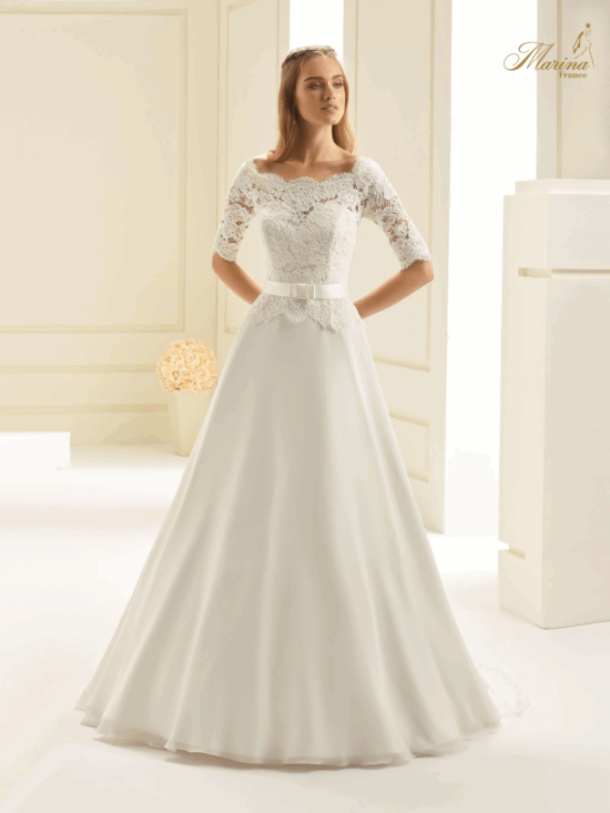 Robe princesse avec dentelle et noeud