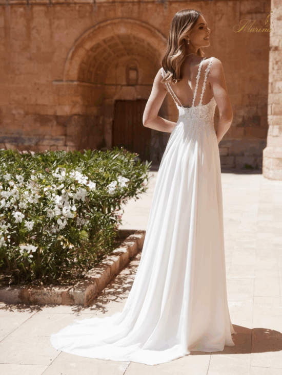 Robe fluide avec dentelle à fleurs, dos ouvert et bretelles fines avec fente.