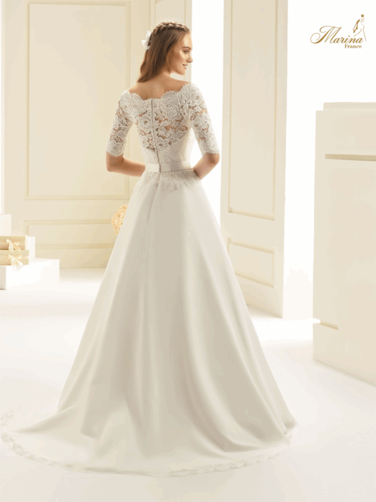 Robe princesse avec dentelle et noeud