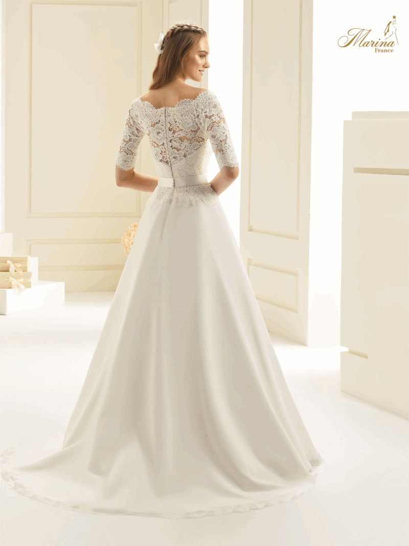 Robe princesse avec dentelle et noeud