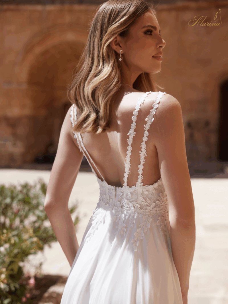 Robe fluide avec dentelle à fleurs, dos ouvert et bretelles fines avec fente.