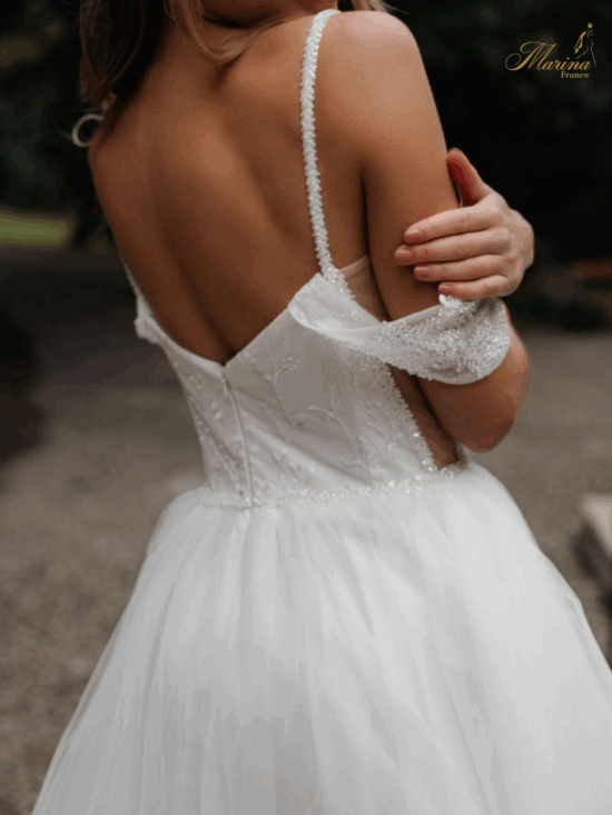 ROBE PRINCESSE AVEC TULLE ET BRETELLES FINES ET COL BATEAU