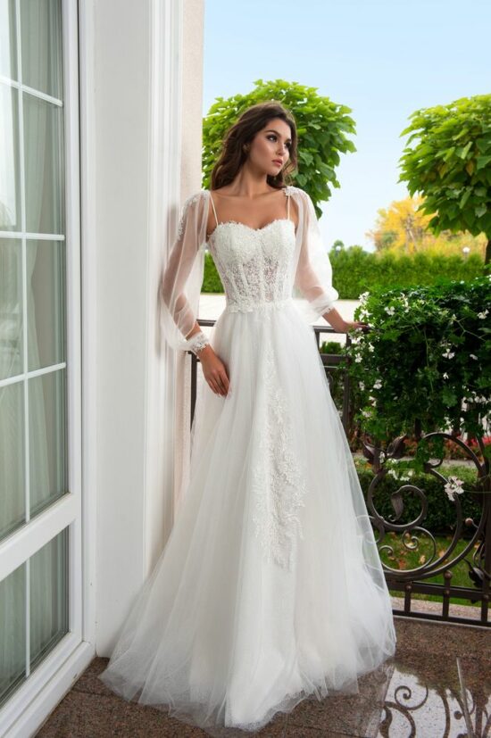 Robe princesse bustier avec manches bouffies, corset avec laçage au dos et dentelle.