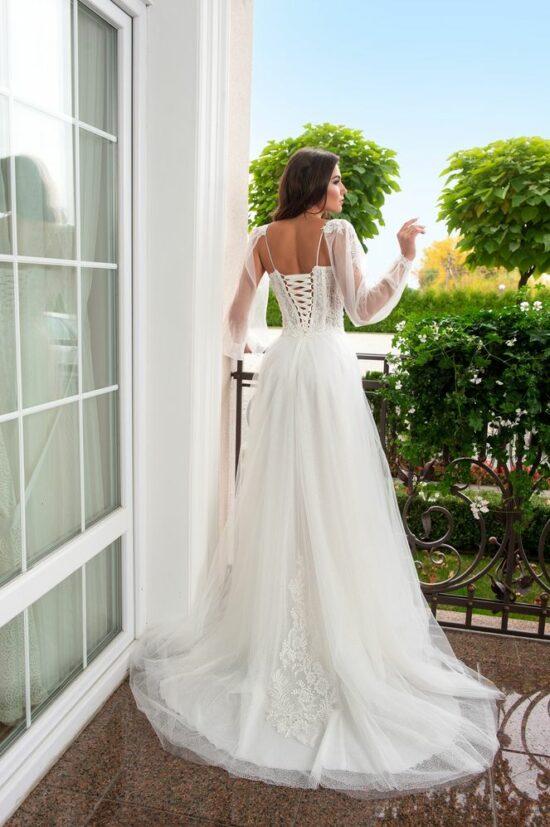 Robe princesse bustier avec manches bouffies, corset avec laçage au dos et dentelle.