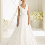 Robe prestige, tissus mousseline, donc en V et ceinture avec noeud.