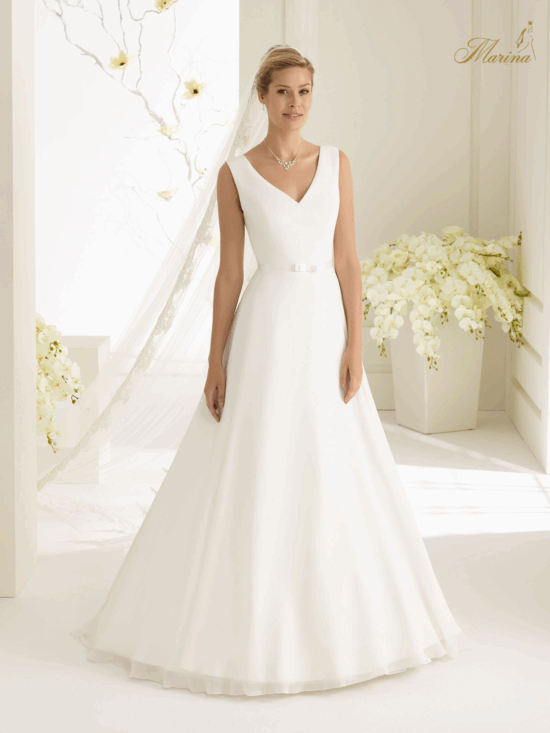 Robe prestige, tissus mousseline, donc en V et ceinture avec noeud.