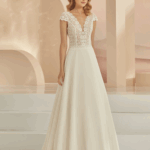 ROBE BOHÈME AVEC DENTELLE ET BAS FLUIDE