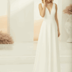 Robe fluide prestige et dos en V.