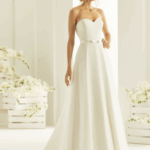 Robe prestige avec bustier en cœur en satin et mousseline avec ceinture en noeud.