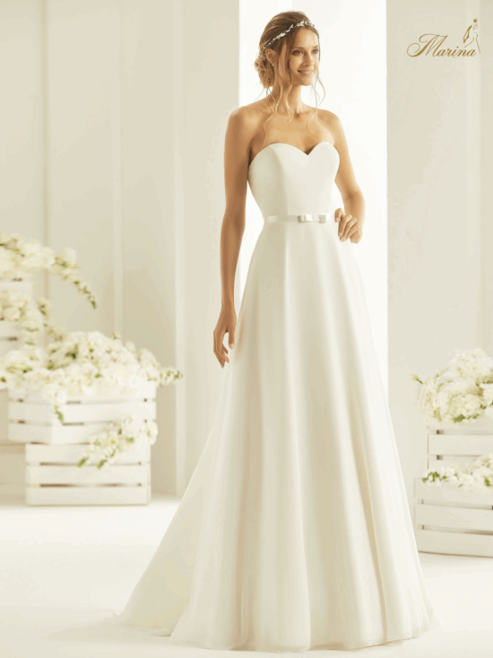 Robe prestige avec bustier en cœur en satin et mousseline avec ceinture en noeud.