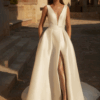 Robe en satin avec fente.