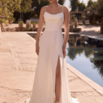 Robe prestige simple; avec bretelles fines, et fente