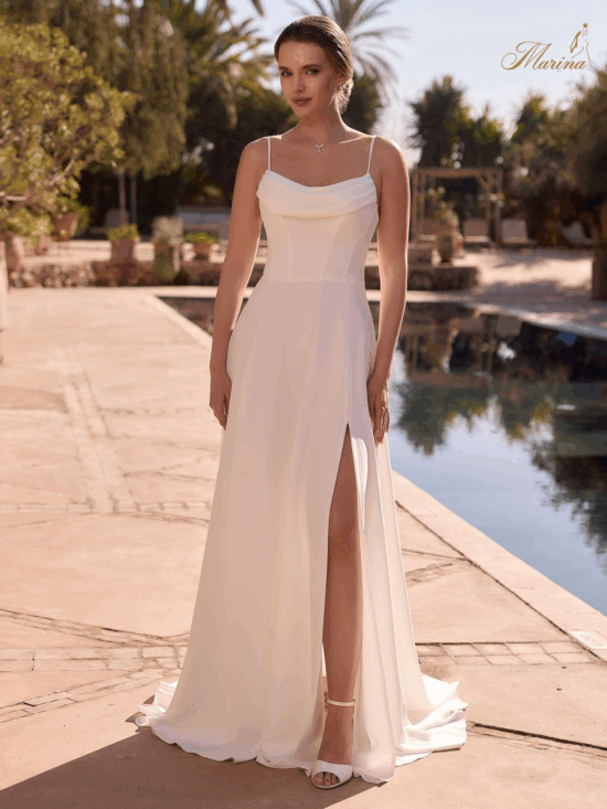 Robe prestige simple; avec bretelles fines, et fente