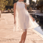 Robe courte en tulle, avec noeud et fleurs.