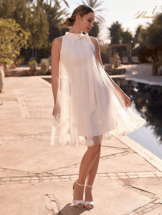 Robe courte en tulle, avec noeud et fleurs.