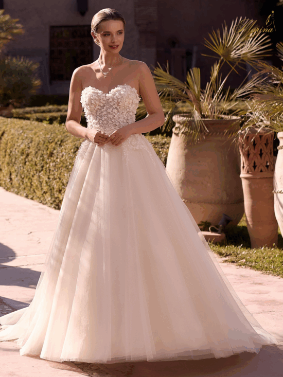 Robe princesse en bustier avec tulle et dentelle.