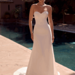 Robe mi-sirène en bustier simple en cœur avec armatures.