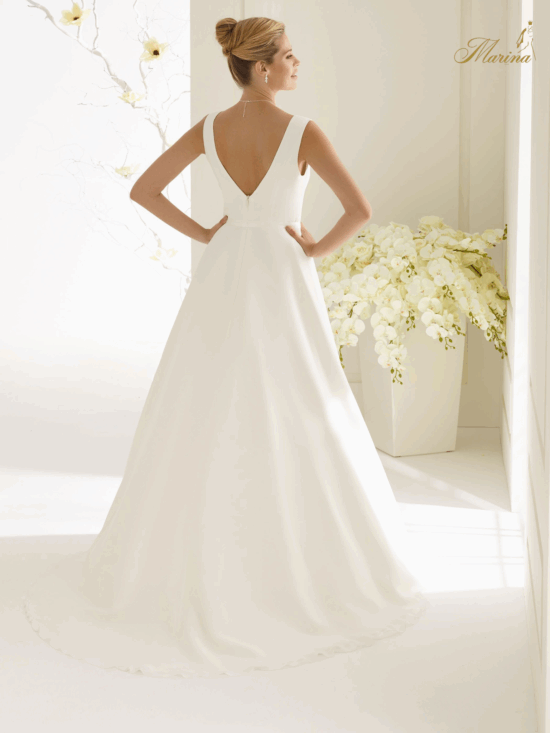 Robe prestige, tissus mousseline, donc en V et ceinture avec noeud.